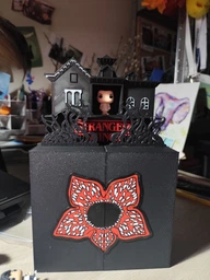 Тематическая Полка Большой Раскладной Дом для Фигурок Stranger Things Kinder Joy Funko Pop Stand / Display / Для 24 Фигурок из Сериала Очень странные дела фото от покупателей 11