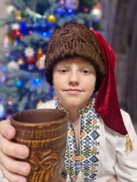 Козацька шапка чорного кольору з червоним шликом 62 р