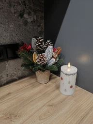Новогодняя композицияGALA DECOR декоративный букет на стол 20*25см белый с зелеными ветками в натуральном кашпо арт.К1501/1