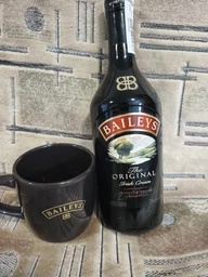 Ликер Baileys Original 0.7 л 17% + чашка в подарочной упаковке (4820178651332) фото от покупателей 2