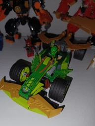 Конструктор LEGO Ninjago Автомобиль для гонок Лойда с инерционным двигателем 181 деталь (71828)