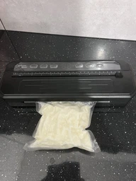 Вакууматор для запаювання продуктів та їжі у вакуумні пакети побутовий вакуумний пакувальник на кухню фото від покупців 11