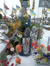 Садова фігура Ангел з крилами, скульптура дівчинки з крилами на колінах, Ангел статуетка в сіро-чорного кольору, 35 см