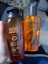 Шампунь для волос «Медовая терапия» Daeng Gi Meo Ri Honey Therapy Shampoo, 500мл (8807779101363)