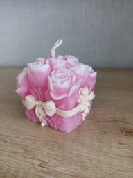 Ароматизована свічка від Your Candles у вигляді подарунка з букету