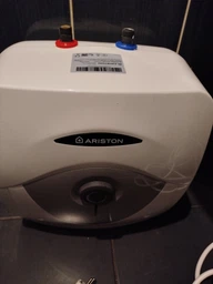 Водонагреватель Ariston серии Andris RS 10U/3, 10 л, 1.2 кВт, под мойкой, накопительный, вертикальный монтаж прямоугольный, мокрый ТЭН, механическое управление, класс C, Италия