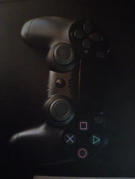 Bluetooth геймпад для PS4 Doubleshock 4 беспроводной геймерский геймпад Bluetooth игровой контроллер с вибрацией совместимый с PlayStation 4 смартфоном телефоном ПК Smart TV перезаряжаемый аккумуляторный эргономичный пульт для приставки компьютера чёрный