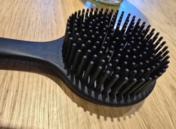 Двостороння масажна щітка - мочалка для тіла 2в1 Brosse скрабуюча губка для душу з щетиною і довгою ручкою, 37.5х8.3 см, чорний "Т" (100360527) фото від покупців 4