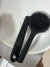 Двостороння масажна щітка - мочалка для тіла 2в1 Brosse скрабуюча губка для душу з щетиною і довгою ручкою, 37.5х8.3 см, чорний "Т" (100360527) фото від покупців 3
