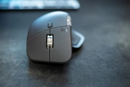 Мышь Logitech MX Master 4 Performance Wireless/Bluetooth Pale Grey (910-007563) фото от покупателей 8