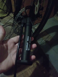 Велосипедный насос ручной с насадками West Biking 80 PSI мини насос для велосипеда мяча шин круга надувного матраса шариков компактный велонасос с креплением Черный 73573 фото от покупателей 1