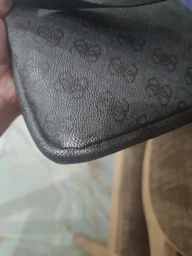 Мессенджер чоловічий Guess сірий.