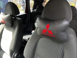 Подушка автомобильная под шею АвтоХоп на подголовник с красным логотипом Mitsubishi