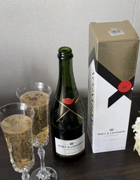 Шампанское Moet & Chandon Brut Imperial белое брют 0.75 л 12.5% в подарочной упаковке (3185370763957M_3185370729960_3185370770627)