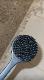 Двостороння масажна щітка - мочалка для тіла 2в1 Brosse скрабуюча губка для душу з щетиною і довгою ручкою, 37.5х8.3 см, чорний "Т" (100360527) фото від покупців 1