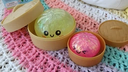 Сквиш Пельмень 10 см. в коробочке, игрушка антистресс Glitter Dumpling улыбающийся пельешка в пароварке фото от покупателей 1