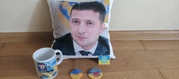 Плюшевая подушка с президентом Украины В. Зеленским
