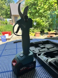 Секатор электрический аккумуляторный 48V Li-Ion с 2 аккумуляторами в кейсе, портативные садовые ножницы для обрезки веток до 30 мм, электросекатор для кустов, плодовых деревьев и винограда Синий, SDT-824-Blue фото от покупателей 1
