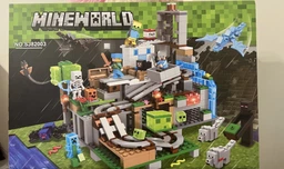 Дитячий конструктор Minecraft Гірська печера гра майнкрафт з LED підсвіткою ігровий набір з кубиків блоків фігурок тварин 587 деталей з печерою деревами лавою водою факелами та аксесуарами розвиваючий подарунок для творчості хлопчиків та дівчаток 66334