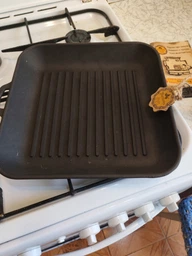 Сковорода чавунна лита Maysternya 280-280-40MRgrill 28*28*4см квадратна (гриль) з металевою ручкою фото від покупців 1