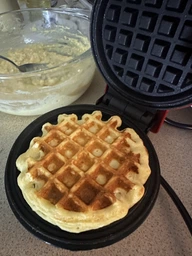 Стильная и портативная, электрическая мини - вафельница Waffle Maker с антипригарным покрытием, красная (SKU-5142)