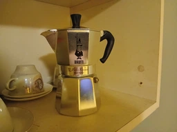 Гейзерна кофеварка Bialetti Moka E на 9 чашок