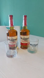 Набор Бурбон Wild Turkey до 8 лет выдержки 0.7 л 40.5% + стакан (4820180020324)