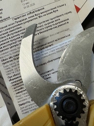 Секатор садовый аккумуляторный 21V 2 АКБ электрический портативный электросекатор, садовые ножницы в кейсе чёрно-жёлтый