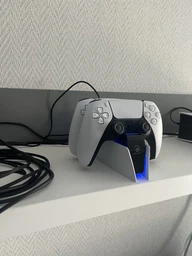 Зарядка для джойстика PlayStation 5 Honcam зарядная Док Станция для геймпада PS5 DualSense на 2 геймпада с подсветкой Белая