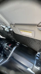 Солнцезащитная шторка в авто на лобовое стекло каркасная + щетка от пыли в комплекте