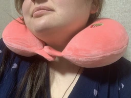 Подушка для подорожей Memory Foam Полуничка 32х25х10 см рожевий фото від покупців 5