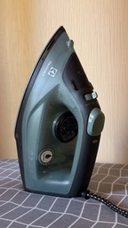 Праска Electrolux, 2300Вт, 250мл, паровий удар 110гр, керам. підошва, синьо-білий фото від покупців 1