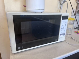 Мікрохвильова піч LG MS2042DB