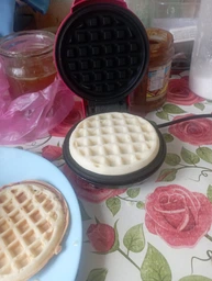 Вафельница мини Vaffle maker mini для венских и бельгийских вафель, сендвичница чёрно-красная фото от покупателей 1