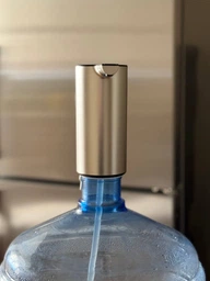 Електрична помпа для води акумуляторна із usb кабелем з автоматичним набором для бутлів різного об`єму та безкрапельною системою автоматичний насос диспенсер на бутель із індикатором заряду для дому й офісу срібна