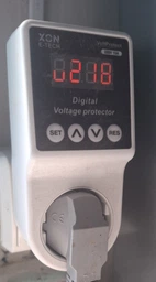 Реле напруги XON VoltProtect з дисплеєм розеткове цифрове 15 А 140–210 В / 230–270 В (XVPDE0015W 5450)