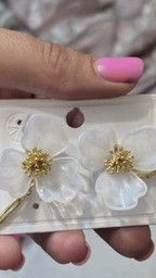 Сережки жіночі з білою напівпрозорою квіткою та підвісками крапельками Fashion Jewelry Золотисті 16564 фото від покупців 1
