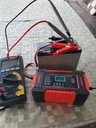 Зарядний пристрій для автомобільних акумуляторів 12V 6 A, портативна інтелектуальна зарядка для свинцево-кислотних АКБ 4–120 А·год з режимами AGM, Pulse Repair, зарядне для авто та мото, BC-006-Red фото від покупців 4