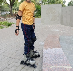 Комплект роликов для начинающих с защитой и шлемом Scale Sports Gray LF 605, размер 34-38