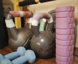 Гиря вінілова для фітнесу та силових тренувань Power Muscle 2 кг (сіро-рожева)