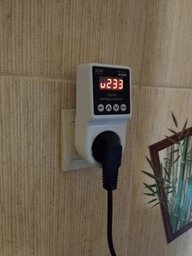 Реле напруги XON VoltProtect з дисплеєм розеткове цифрове 15 А 140–210 В / 230–270 В (XVPDE0015W 5450) фото від покупців 2