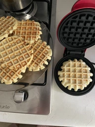 Стильная и портативная, электрическая мини - вафельница Waffle Maker с антипригарным покрытием, красная (SKU-5142) фото от покупателей 1