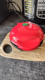 Вафельница мини Vaffle maker mini для венских и бельгийских вафель, сендвичница чёрно-красная фото от покупателей 6