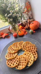 Вафельница мини Vaffle maker mini для венских и бельгийских вафель, сендвичница чёрно-красная фото от покупателей 5