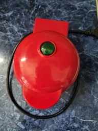Вафельница мини Vaffle maker mini для венских и бельгийских вафель, сендвичница чёрно-красная фото от покупателей 3