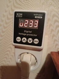 Реле напряжения XON VoltProtect з дисплеем розеточное цифровое 15А 140-210В/230-270В (XVPDE0015W 5450)