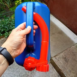 Канистра пластиковая вертикальная с лейкой 10л bi-plast фото от покупателей 1