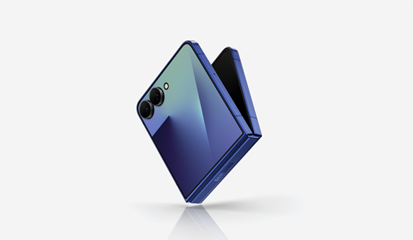 Сріблясто-блакитний Galaxy Flip7 зображено під кутом, трохи розкритим. Видно зовнішній екран. Galaxy AI.