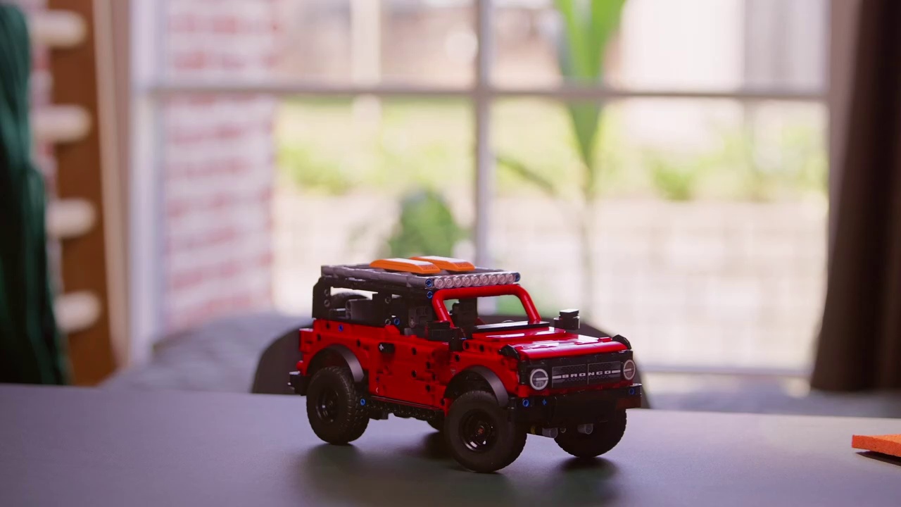 Конструктор LEGO Technic Внедорожник Ford Bronco 943 детали (42213