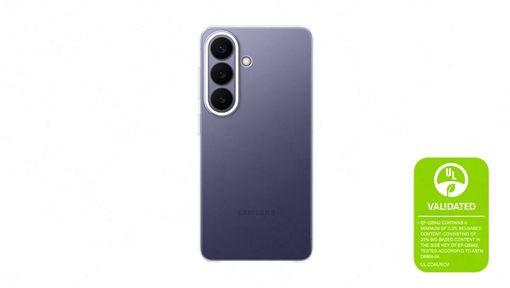 Вид сзади на Galaxy S26 цвета кобальтовый фиолетовый в прозрачном чехле, подчеркивающий прозрачную поверхность чехла и минималистичный дизайн. Нанесена маркировка о подтверждении соответствия экологическим заявлениям UL «ПОДТВЕРЖДЕНО UL. EF-QS948 СОДЕРЖИТ НЕ МЕНЕЕ 0.3% МАТЕРИАЛОВ ИЗ БИОЛОГИЧЕСКОГО СЫРЬЯ, СОСТОЯЩИХ ИЗ 39% МАТЕРИАЛОВ ИЗ БИОЛОГИЧЕСКОГО СЫРЬЯ В БОКОВОЙ КЛАВИШЕ EF-QS948, ИСПЫТАНО НА СООТВЕТСТВИЕ СТАНДАРТУ ASTM D6866-24. UL.COM/ECV».